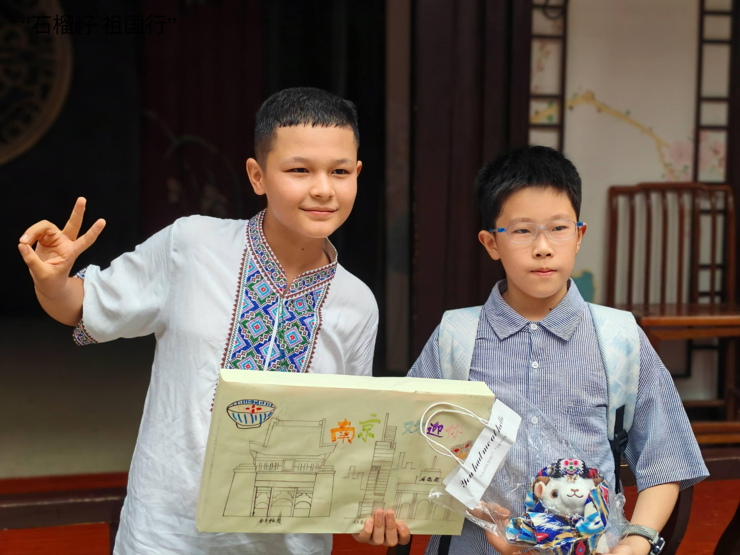 两地少年互赠礼物及合影留念.jpg