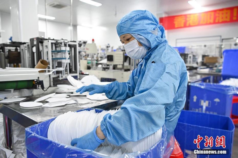 2月26日,广东省清远市,金发科技股份有限公司工作人员在立体口罩车间