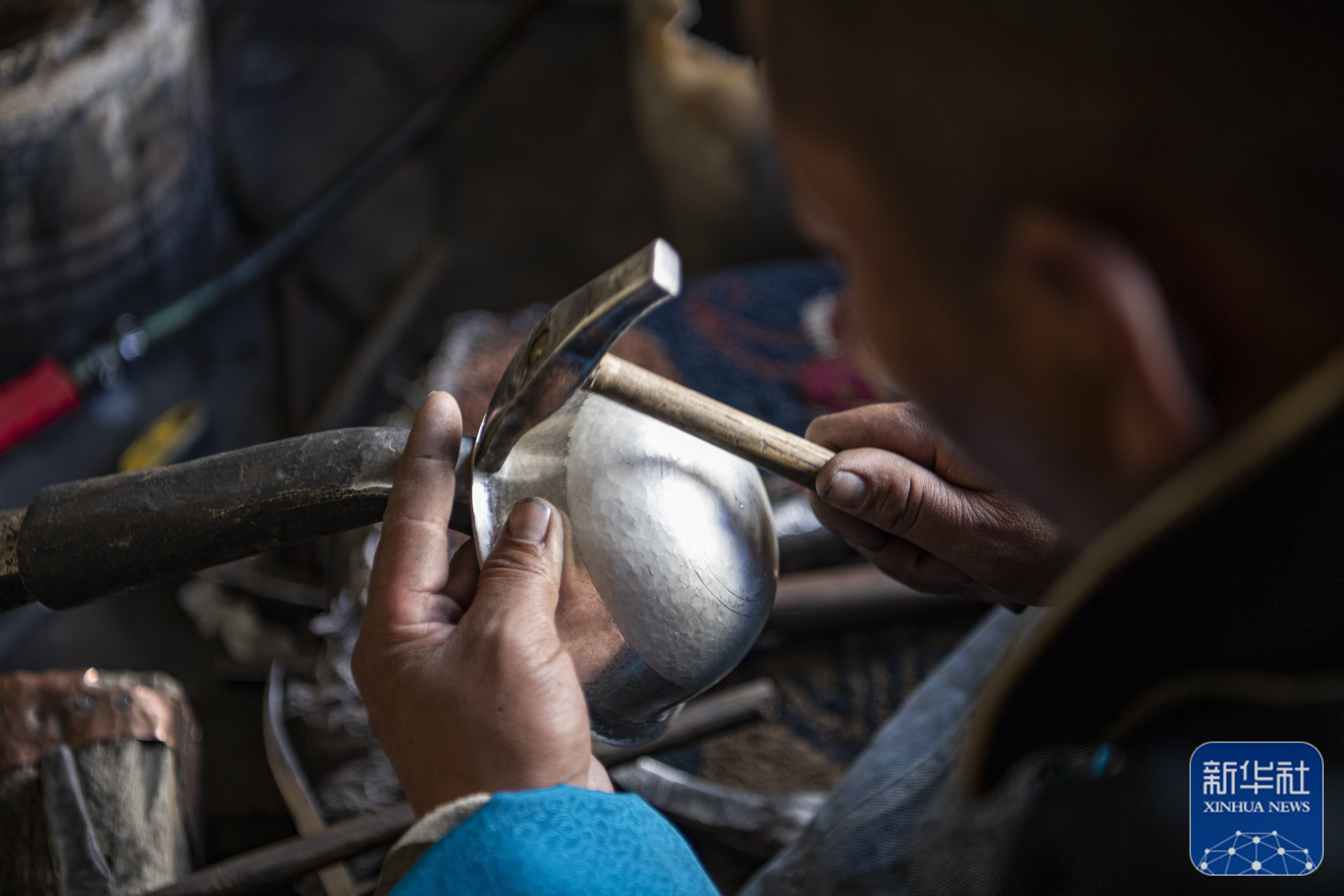 西藏日喀则金银锻铜技艺在小锤敲打声中传承