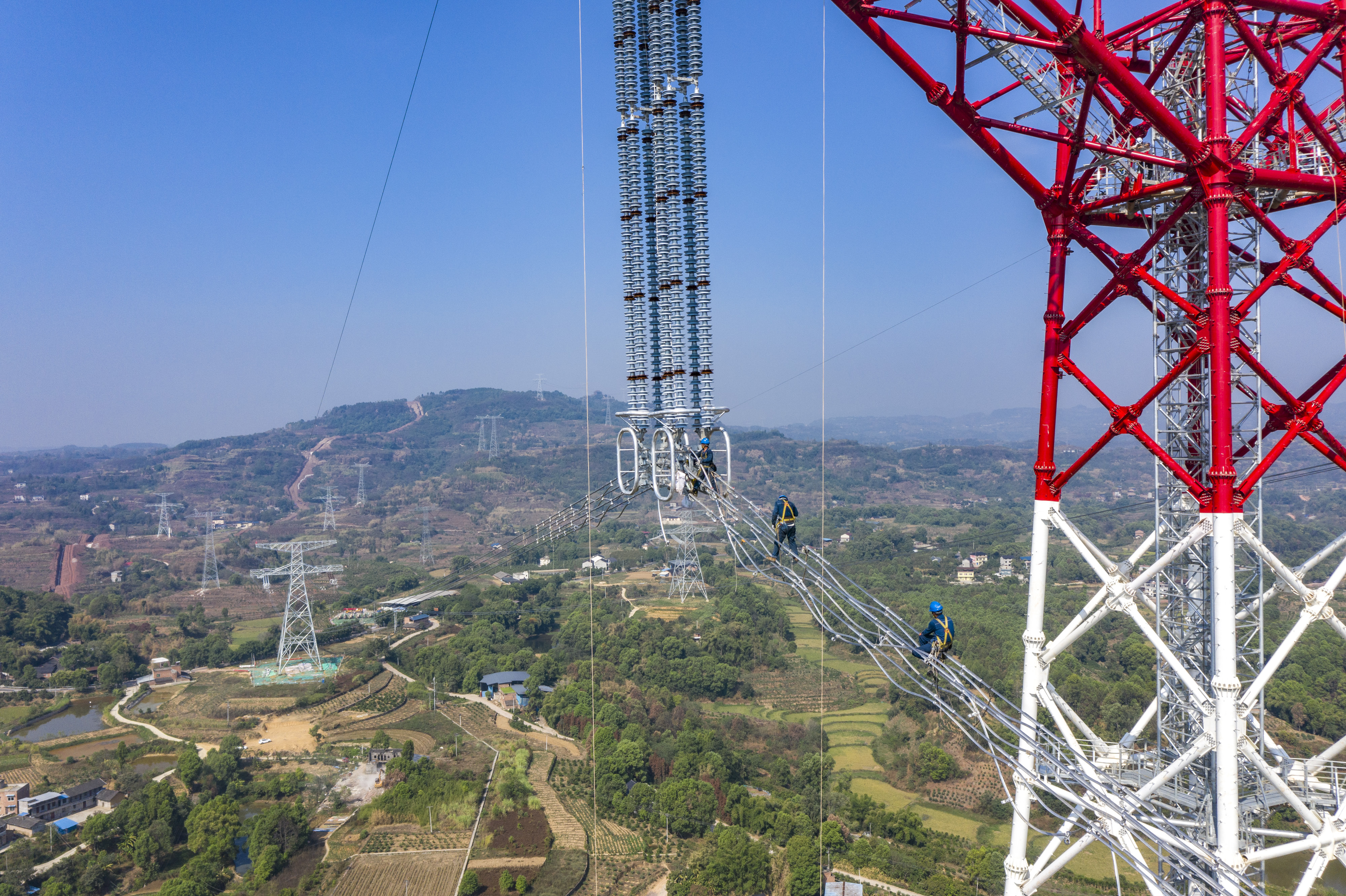 西电东送大动脉特高压白浙线在渝顺利跨越长江