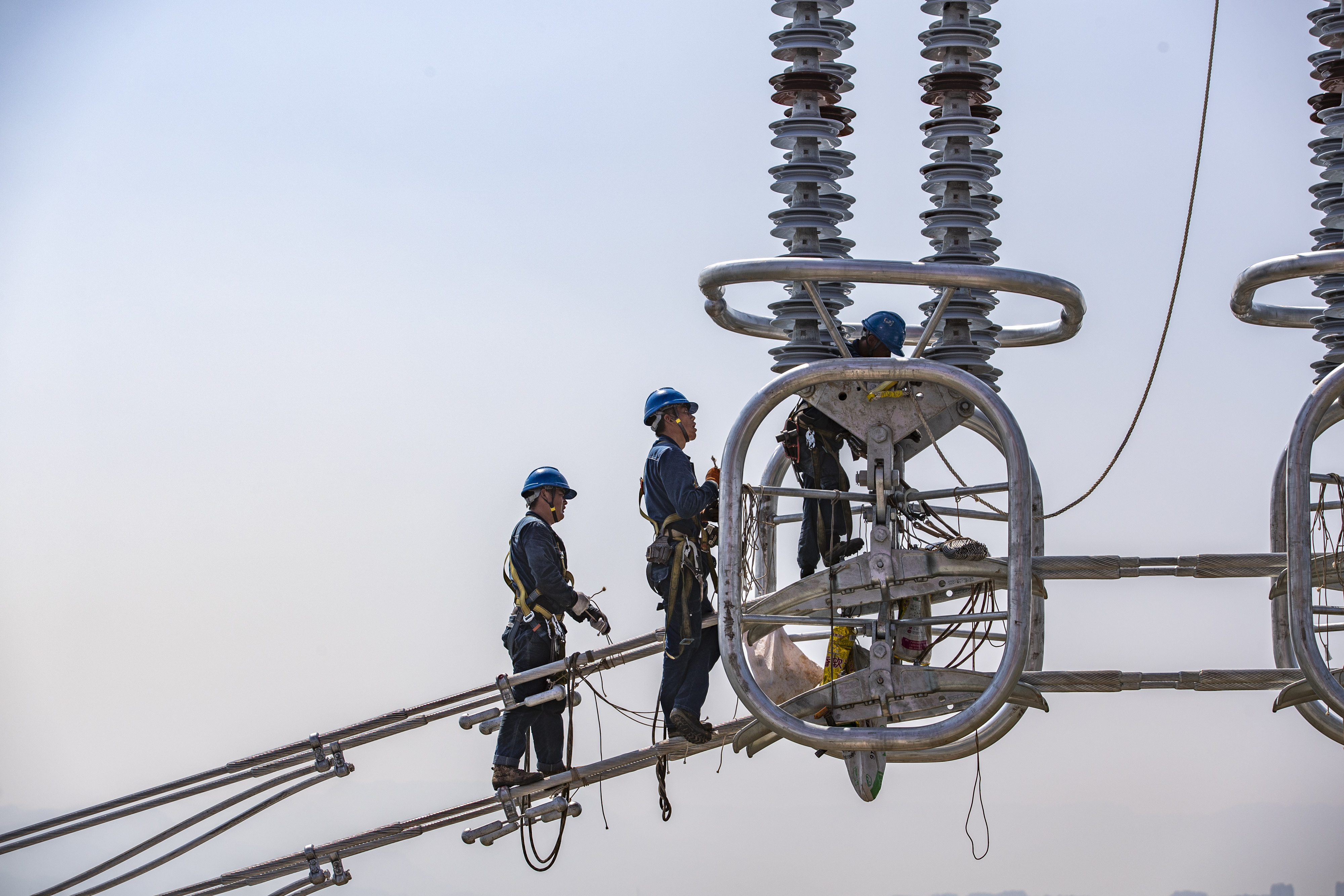 西電東送大動脈特高壓白浙線在渝順利跨越長江