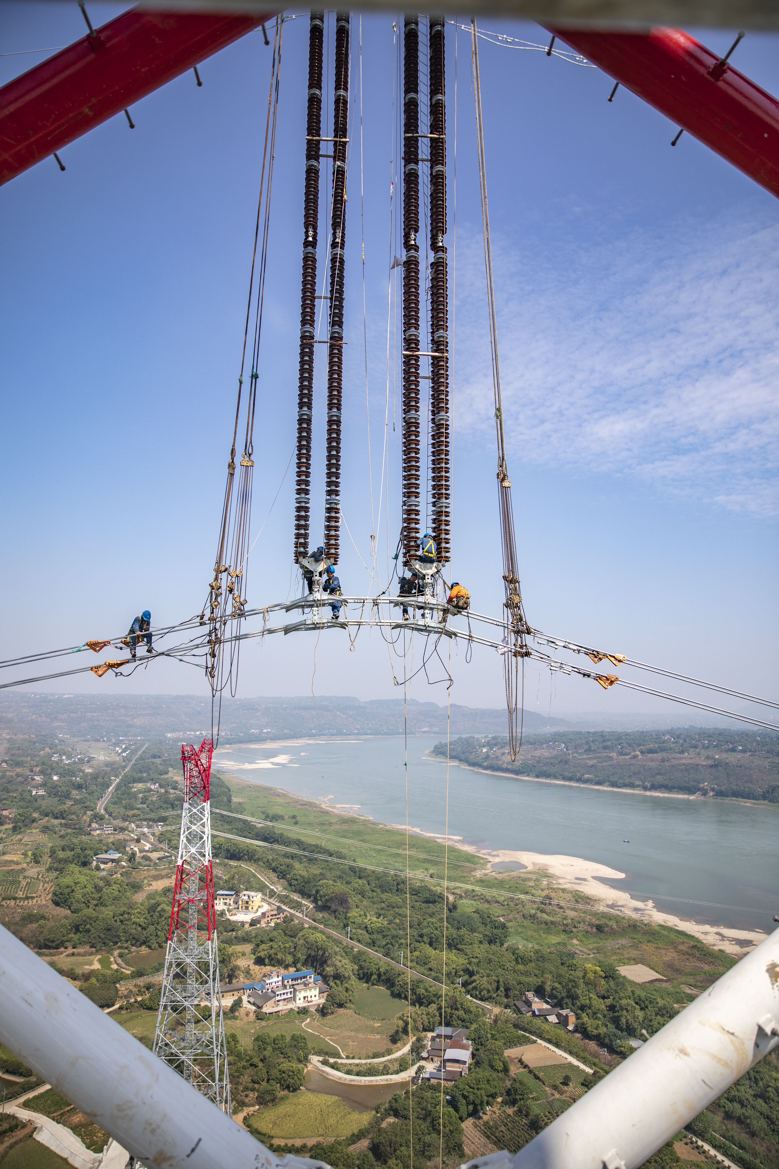 西电东送大动脉特高压白浙线在渝顺利跨越长江