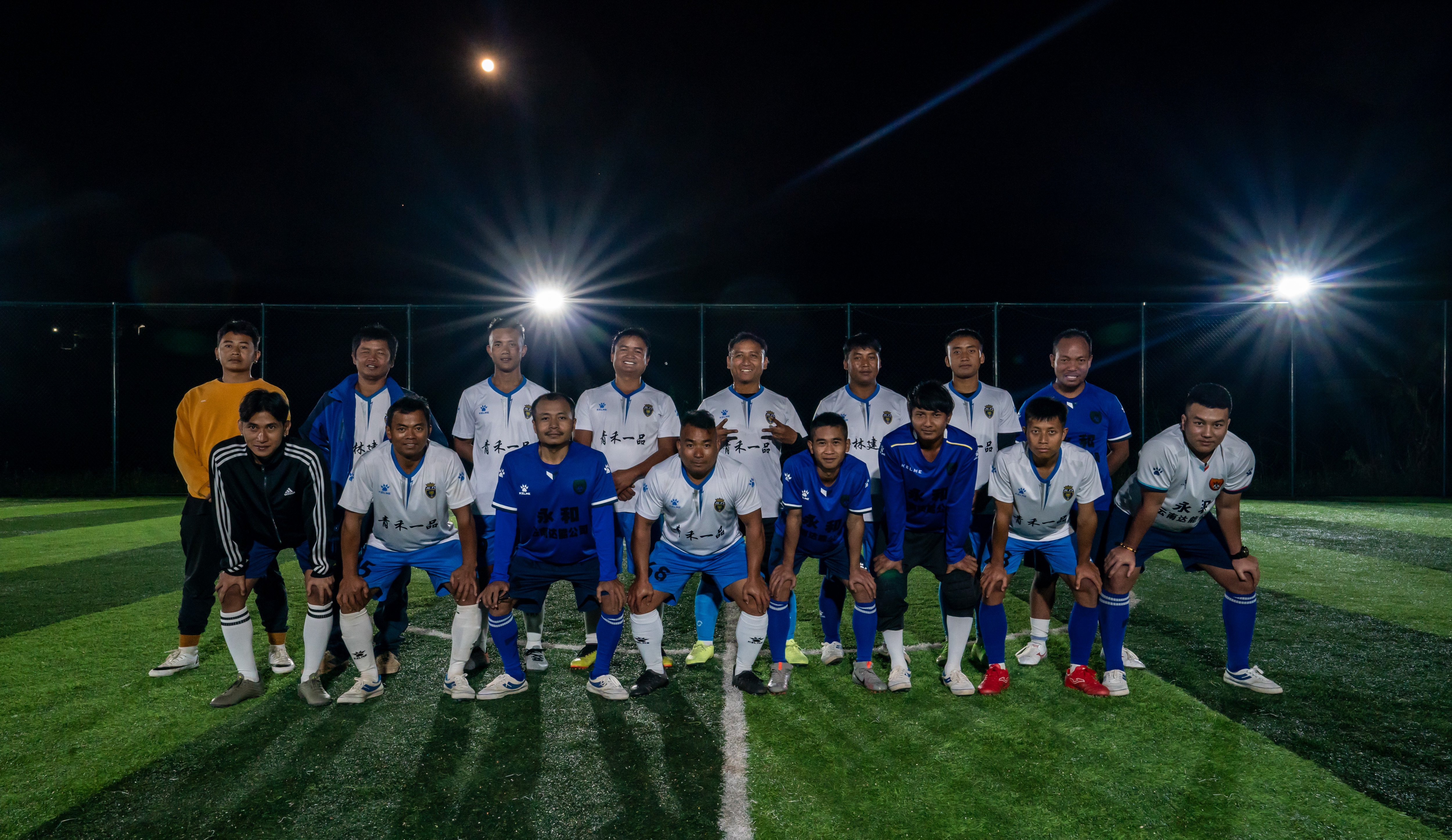 要闻>正文云南省沧源佤族自治县龙乃村足球队队员与永和村足球队队员