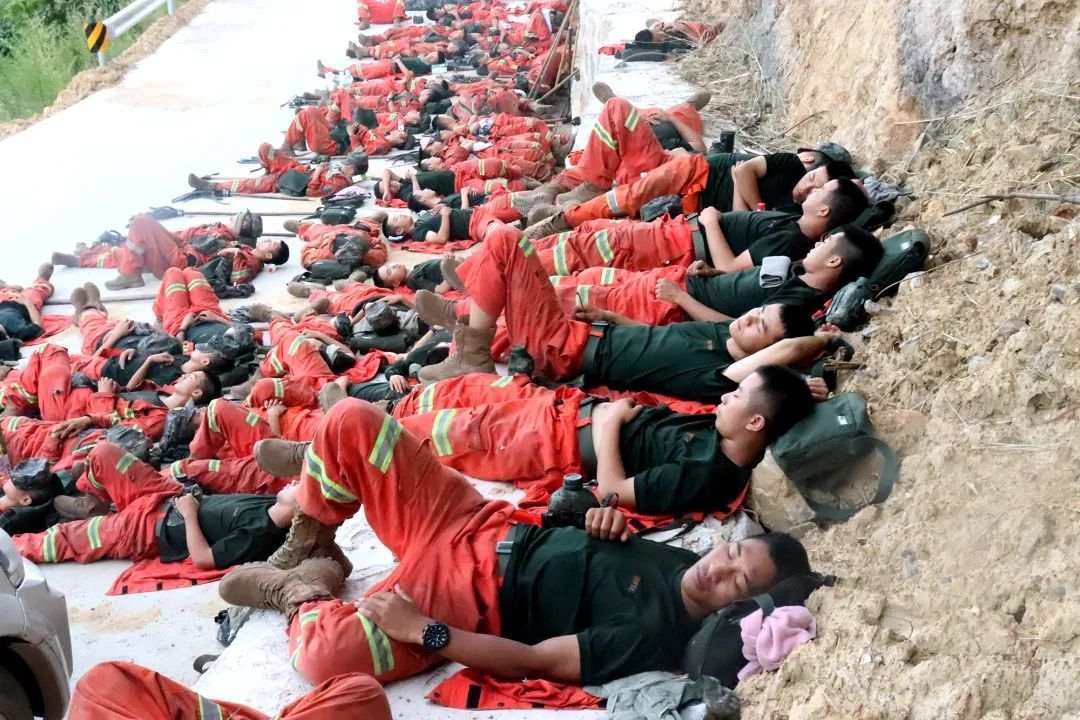 重庆山火扑救这9个瞬间令人难忘