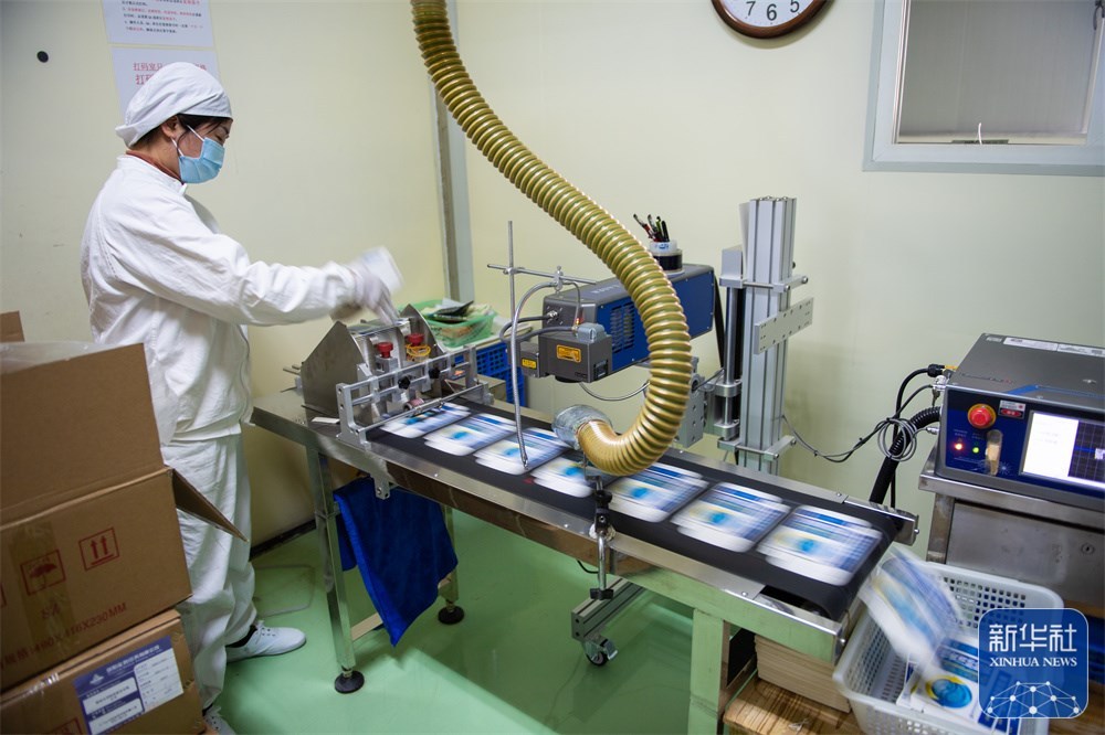 要闻一>正文12月19日,在湖南浏阳经开区一制药企业生产车间,工作人员