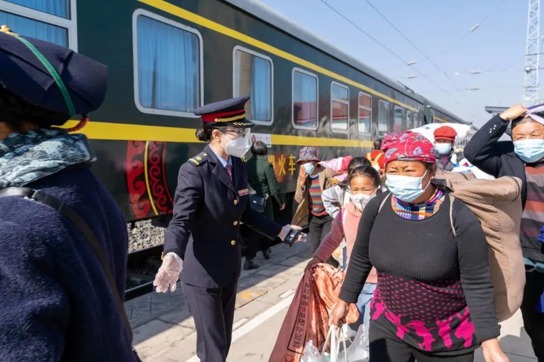 從這裡開出的復興號和慢火車奔向小康