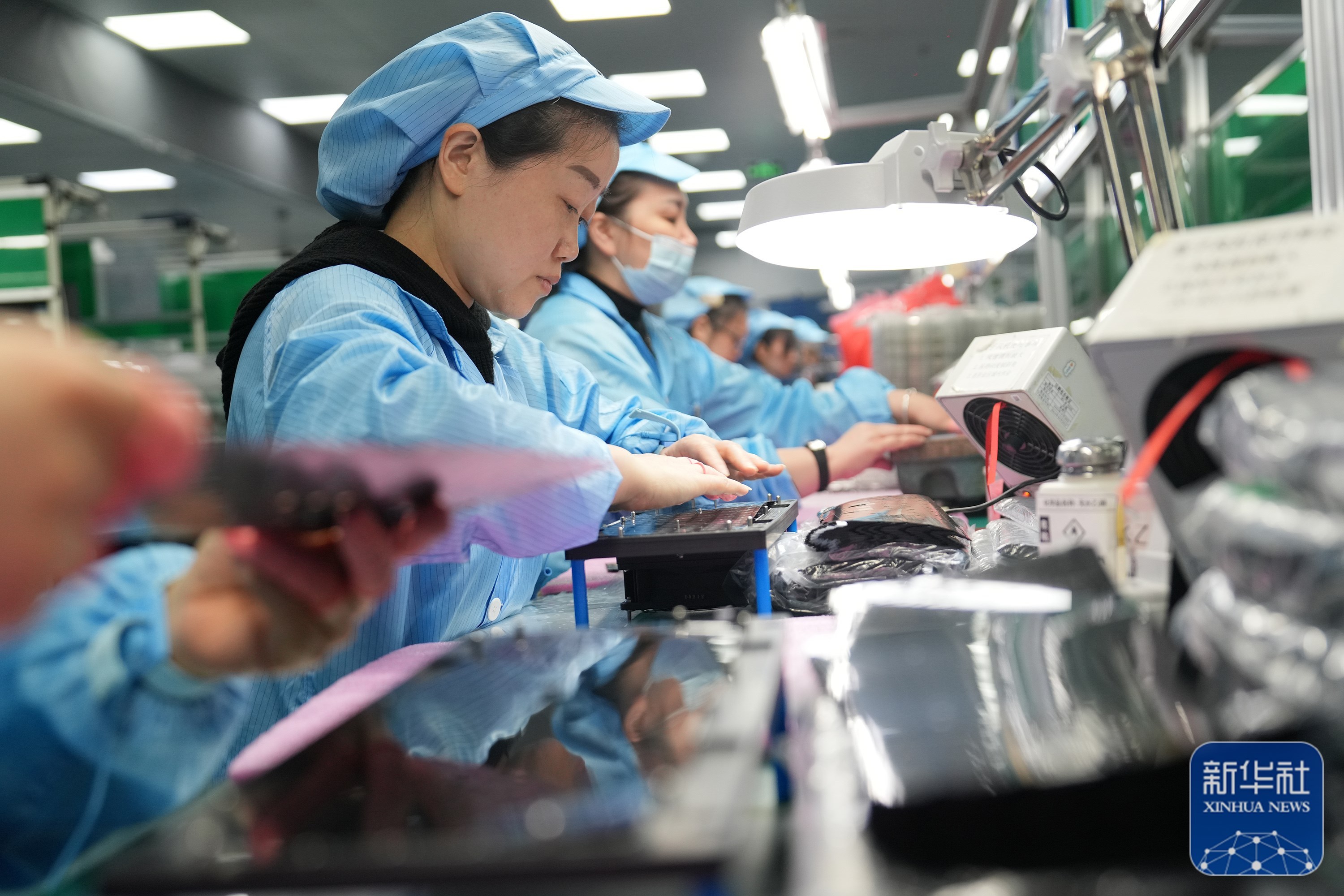 要闻一>正文2月18日,工人在位于重庆市北碚区的一家微电路企业生产线