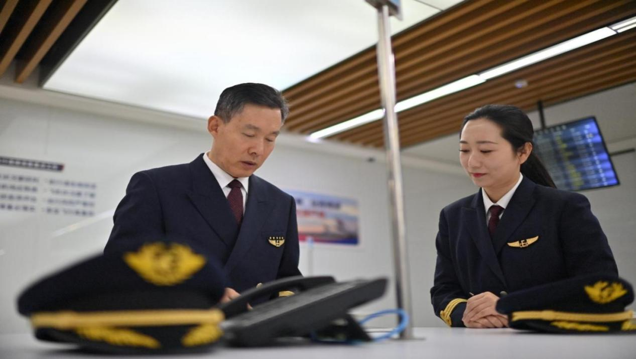 奋战暑运旺季,东航五星机长聂书勇:最好的飞行,是稳稳的守护