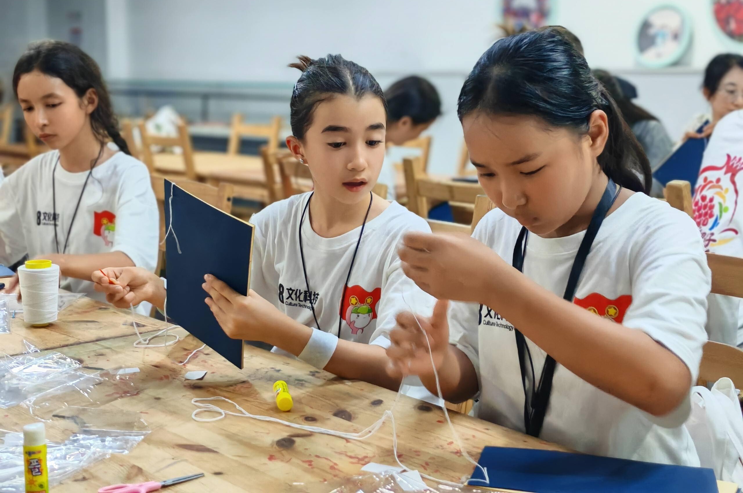 两地少年体验线装古籍装帧与非遗香囊制作1.jpg