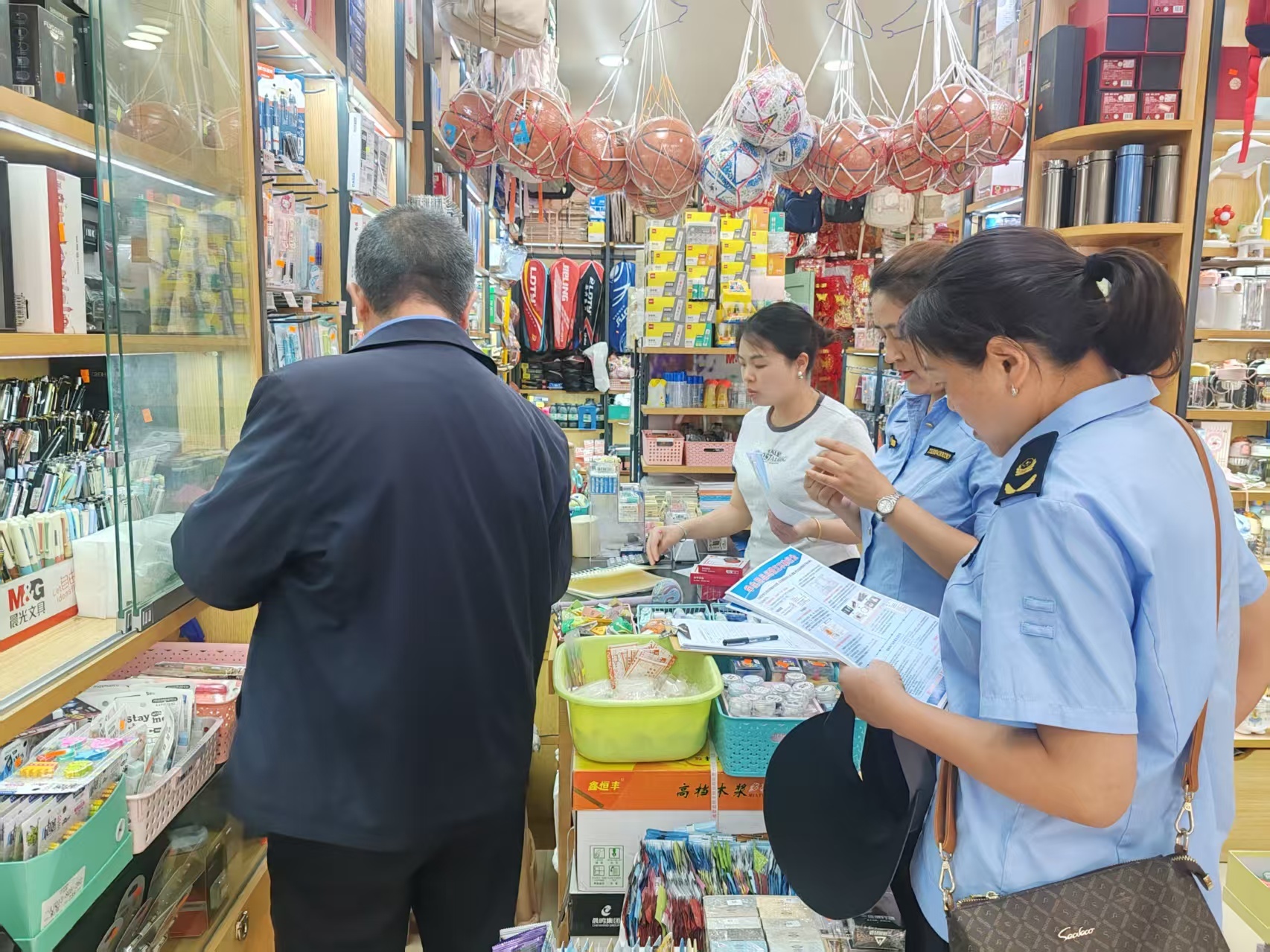 开展儿童学生用品检查,张贴《儿童玩具经营八不准》《学生用品经营五不准》宣传海报.jpg