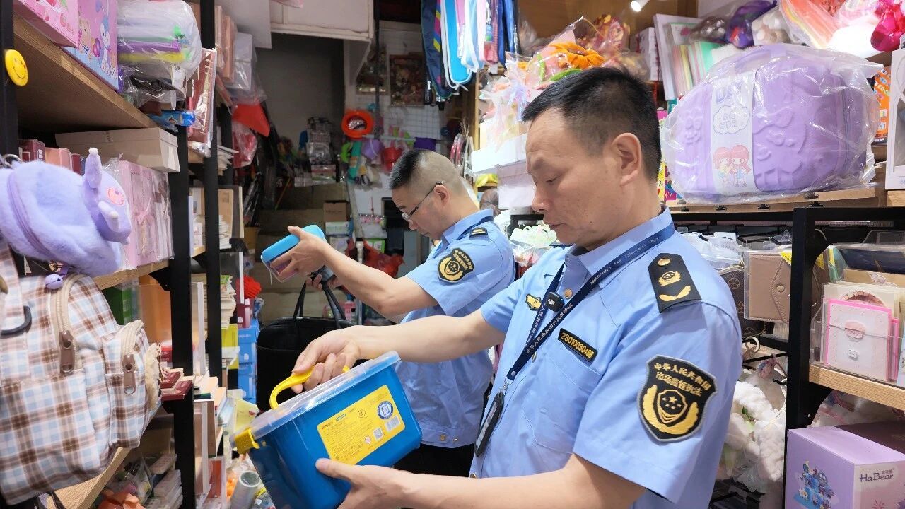 执法人员对校园周边文具店展开检查.jpg