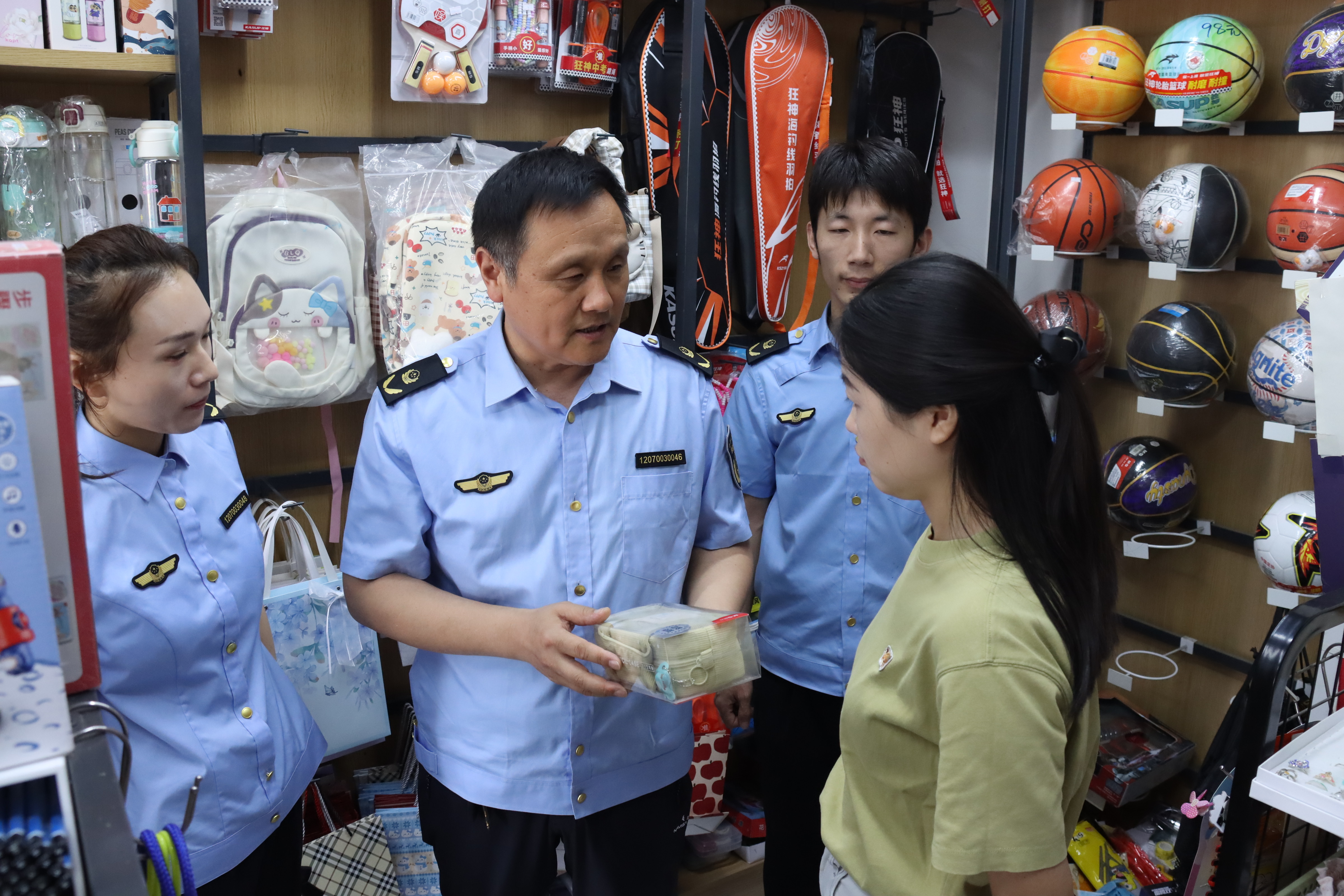 安徽淮南市市场监管局执法人员对辖区学生用品开展执法检查。.jpg