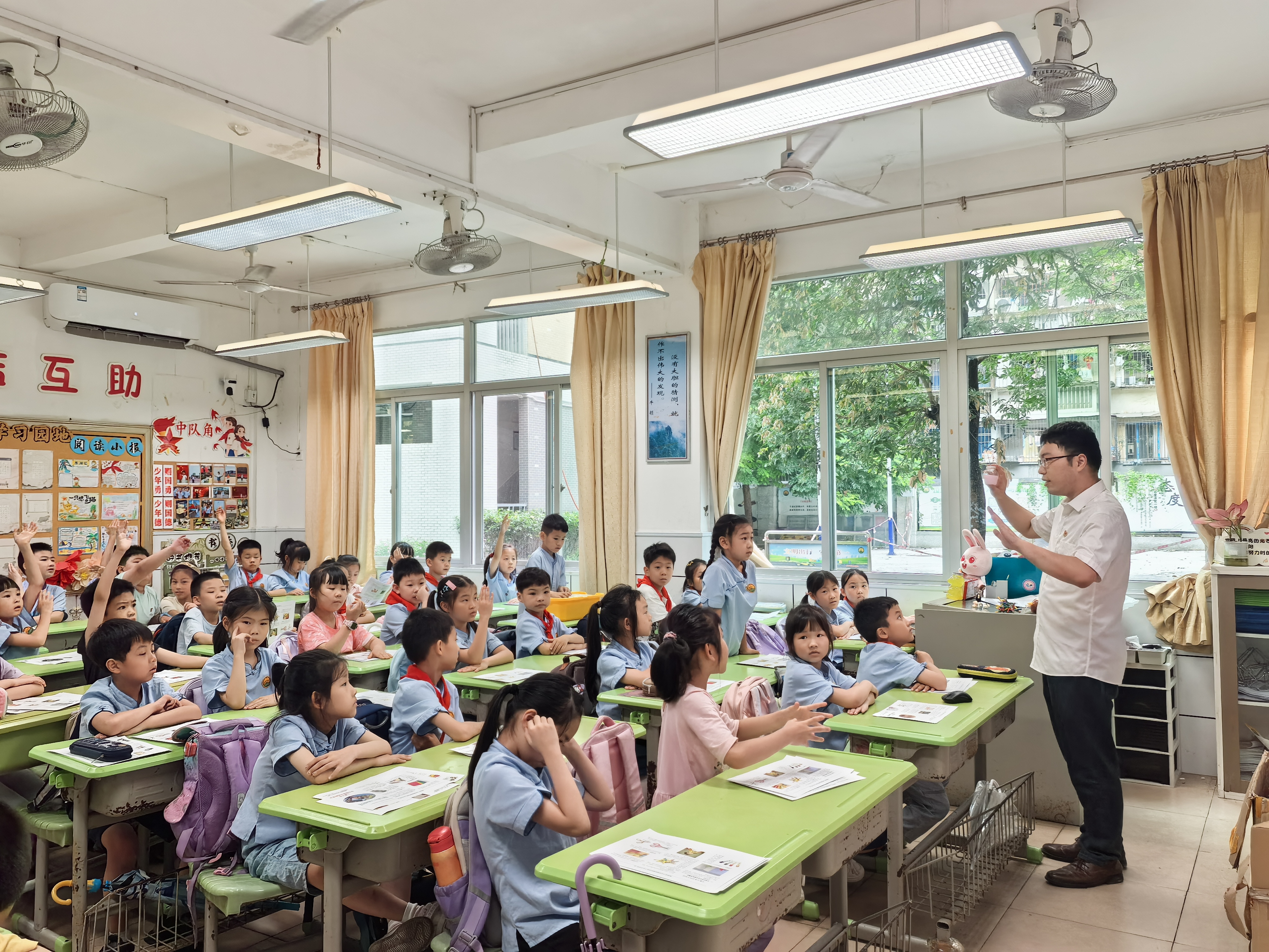 福建省组织质检院专家走进福州市象园小学开展“守护儿童安全 远离产品伤害”主题科普进校园活动.jpg