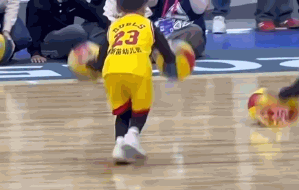 篮球掉了小朋友机智救场获全网点赞 暖心后续来了